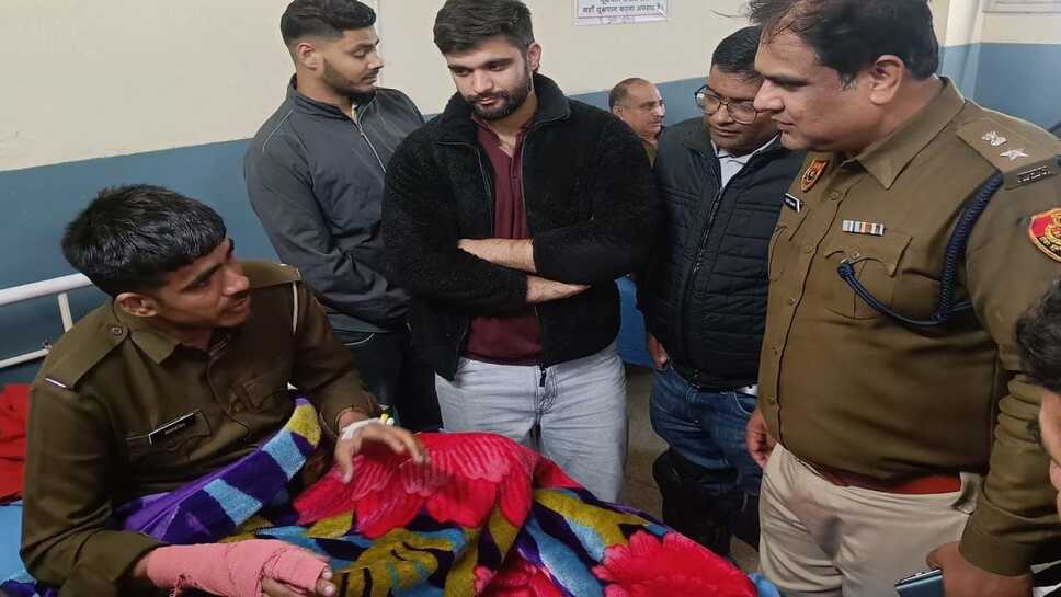 Farmer protest : जींद में दातासिंहवाला बार्डर पर पुलिस-किसानों के बीच झड़प, लाठीचार्ज में घायल 13 पुलिस कर्मियों का हाल जानने के लिए पहुंचे SP