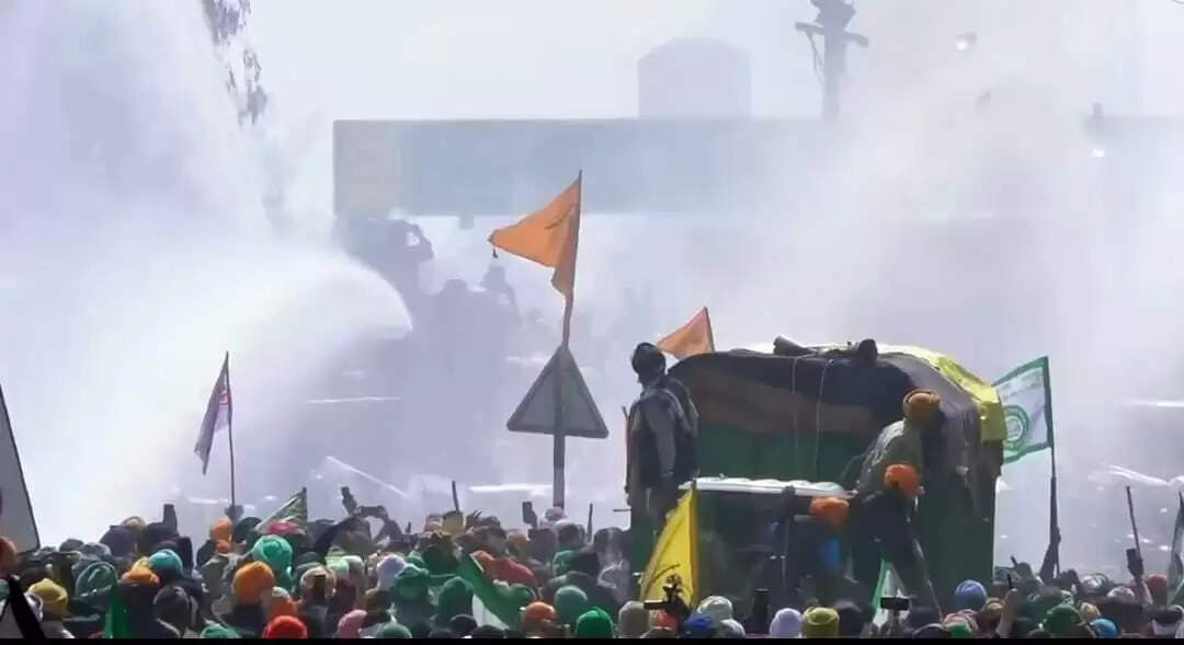 Farmer Protest : खनौरी-दातासिंहवाला बार्डर पर पुलिस ने छोड़े आंसू गैस के गोले, प्लास्टिक की गोलियां चलाई, 100 से ज्यादा किसान घायल