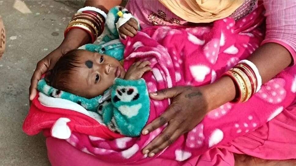 Viral news : 6 माह की बच्ची को बैग में डालकर बस के टायर के नीचे छोड़ गए कलयुगी मां-बाप