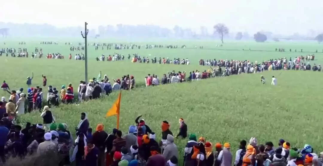 Farmer Protest : खनौरी-दातासिंहवाला बार्डर पर पुलिस ने छोड़े आंसू गैस के गोले, प्लास्टिक की गोलियां चलाई, 100 से ज्यादा किसान घायल