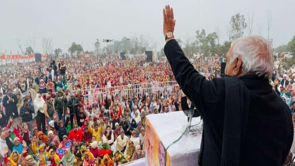 Haryana politics : हरियाणा में कांग्रेस सरकार आने पर गृहणियों को 500 रुपये में गैस सिलेंडर, 300 यूनिट मुफ्त बिजली और हर बुजुर्ग को 6000 महीना पेंशन देंगे : हुड्डा