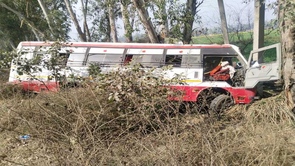 Jind-Panipat road accident : जींद-सफीदों रोड पर अनियंत्रित होकर पेड़ से टकराई प्राइवेट बस, 20 से ज्यादा यात्री घायल, 3 पीजीआई रेफर