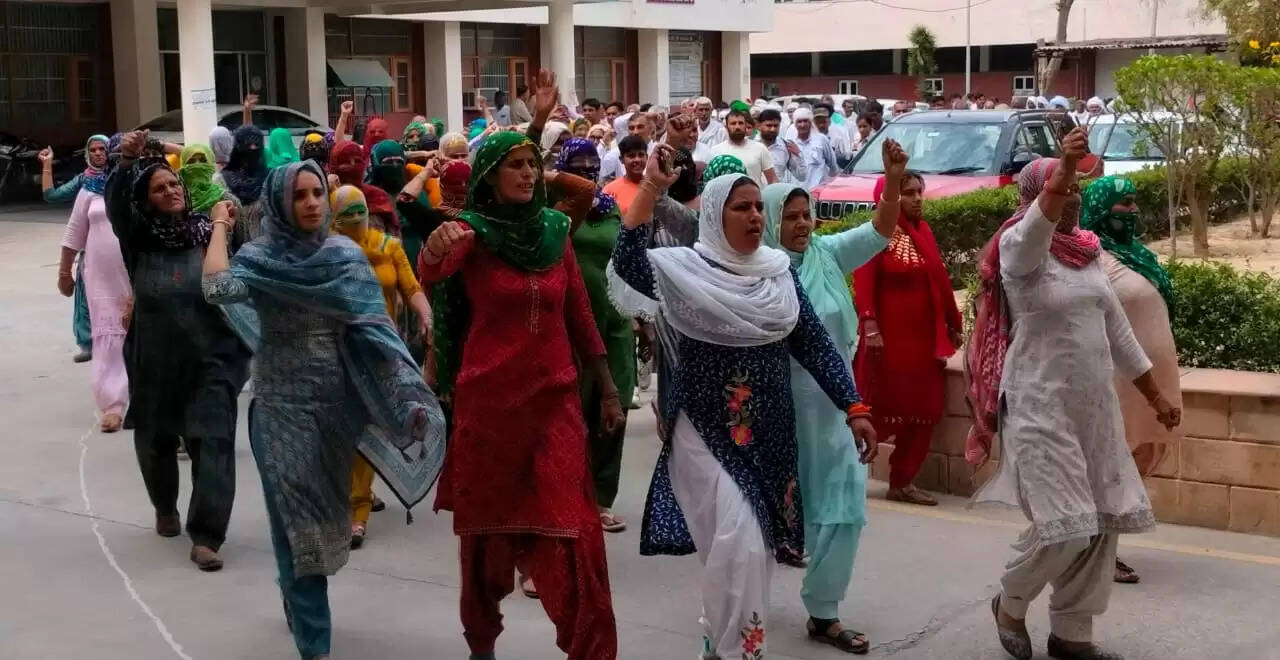 Anish khatkar : किसान नेता की रिहाई और उससे मिलने के लिए किसान पहुंचे डीसी कार्यालय, 19 मार्च से भूख हड़ताल पर है अनीश खटकड़