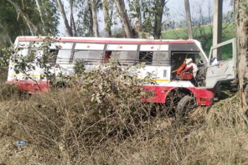 Jind-Panipat road accident: Private bus went out of control and collided with a tree on Jind-Safidon road, more than 20 passengers injured, 3 referred to PGI