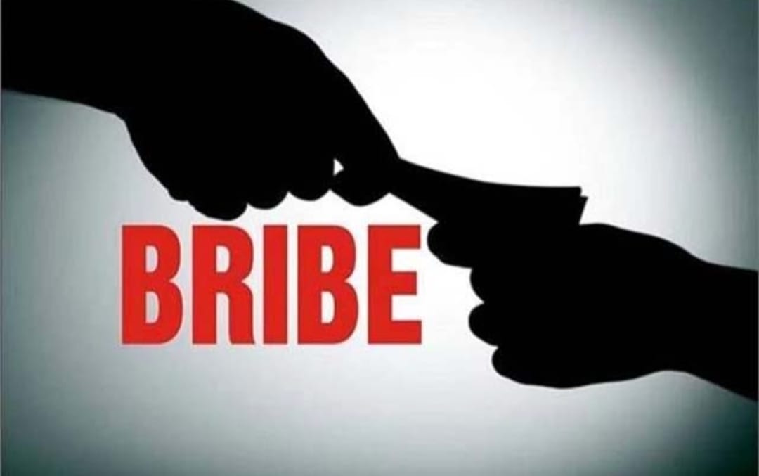 ACB raid: In Haryana, a clerk was taking bribe from people along with a tea seller, Anti Corruption Bureau caught him red handed taking Rs 5000