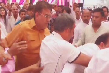 Haryana politics: Two Congress leaders clashed during Holi Milan ceremony, there was fierce pushing and abusing.